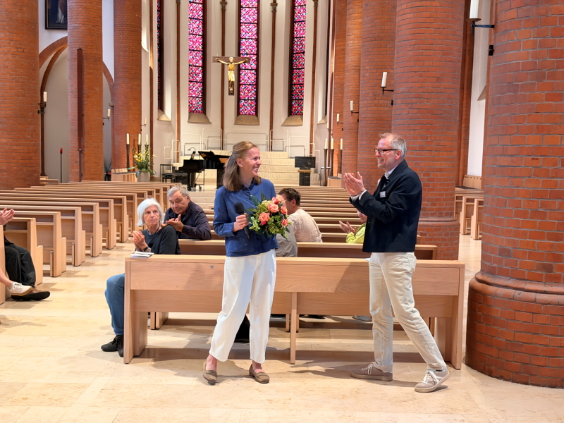 Die Künstlerin Natalie Jakobsen bei der Eröffnung der Ausstellung