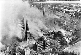 Bombing of Lübeck © Quelle Bundesarchiv, Bild 146-1977-047-16 unbekannt CC-BY-SA