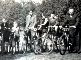 Eduard Müller mit Jugendlichen bei einer Radtour