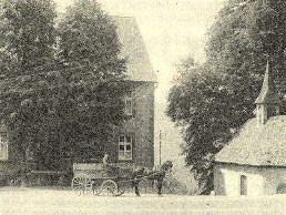 Clementinum am Standort Warstein-Belecke, rechts die erhaltene Kreuzkapelle