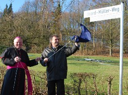 Weihbischof Berenbrinker und Bürgermeister Deppe bei der Aufstellung eines Straßenschildes in Bad Driburg