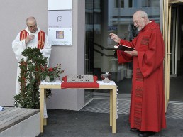 Pfarrer Mag. Franz Zeiger (Bistum Linz) und Christoph Dziwisch (Erzbistum Hamburg) bei der Grundsteinlegung in Linz © Michael Mayr